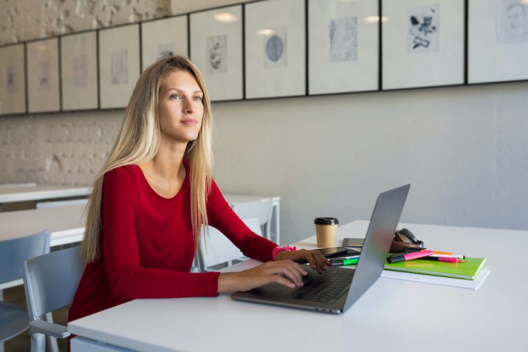 praca zdalna enova365 pulpity 768x512